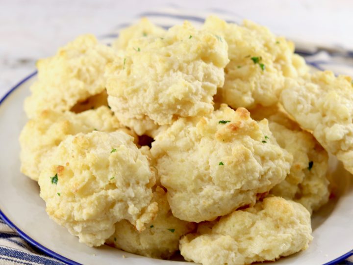 https://www.missinthekitchen.com/wp-content/uploads/2010/09/Red-Lobster-Cheddar-Biscuits-Image-H-720x540.jpg