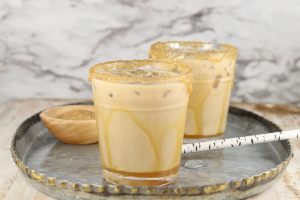 Mudslide cocktails with salted caramel